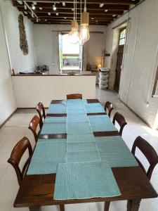 a long table in a room with a kitchen at La Maison du Coeur Calme in Cancon