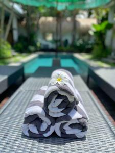 塞米亚克Villa Mint, 3Br Tropical Escape with Private pool and Lush Garden的游泳池旁的一堆毛巾