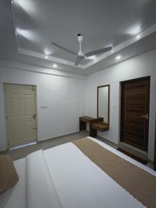 The Nexus Hotel Kakkanad客房内的一张或多张床位