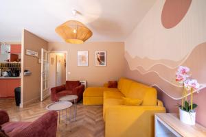 Ruang duduk di Gite Le Terracotta - Terrasse - 8 couchages - 3 Chambres avec lits King & Queen size, lits superposés pour enfants