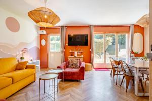 Televisyen dan/atau pusat hiburan di Gite Le Terracotta - Terrasse - 8 couchages - 3 Chambres avec lits King & Queen size, lits superposés pour enfants