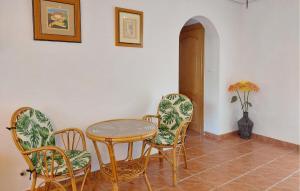 a dining room with a table and chairs at Awesome Home In Bétera in Bétera
