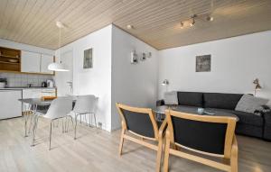 Η κουζίνα ή μικρή κουζίνα στο 1 Bedroom Pet Friendly Home In Allinge