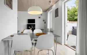 Χώρος καθιστικού στο 1 Bedroom Pet Friendly Home In Allinge