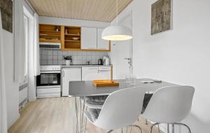Η κουζίνα ή μικρή κουζίνα στο 1 Bedroom Pet Friendly Home In Allinge