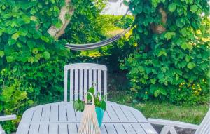 Um jardim em Pet Friendly Home In Löderup With Wifi