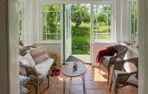 Um jardim em Pet Friendly Home In Löderup With Wifi