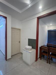 The Nexus Hotel Kakkanad的电视和/或娱乐中心