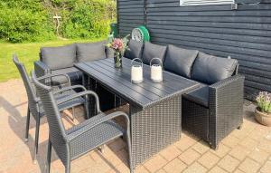 un tavolo con sedie e un divano su un patio di 3 Bedroom Cozy Home In Hejls a Hejls Altre 11 foto