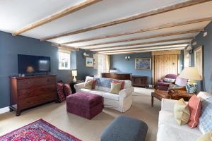 Una sala de estar con un sofá blanco y un televisor. en Shellbraes Holiday Rental, en Matfen