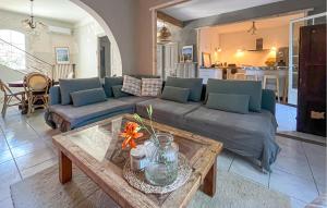 Χώρος καθιστικού στο Lovely Home In Pont-Saint-Esprit