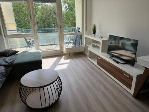 Μια τηλεόραση ή/και κέντρο ψυχαγωγίας στο Design 3-Zi apartment 10min zu Metzingen Stadtmitte