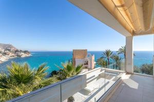 vistas al océano desde el balcón de una casa en Villa Lizo, en El Campello