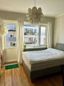 Postel nebo postele na pokoji v ubytování Spacious & cosy apartment - ideal location Majorstuen