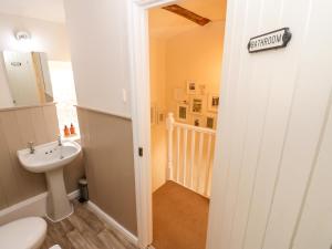 une salle de bain avec des toilettes blanches et un lavabo dans l'établissement Lavender Cottage, à Askrigg