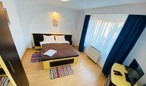 Schlafzimmer mit einem Bett mit gewölbter Decke in der Unterkunft Casa cristina in Gura Humorului