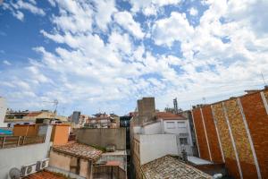 una vista de una ciudad con edificios y un cielo nublado en Hostal Ancora, en Lloret de Mar