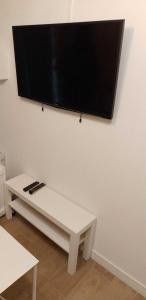 Μια τηλεόραση ή/και κέντρο ψυχαγωγίας στο Lyonnais charm Atypical duplex near Part-Dieu station