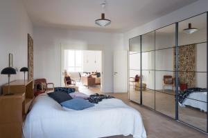 Giường trong phòng chung tại Hotel-standard design apartment with sea view