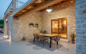 un tavolo e sedie di legno su un patio di Villa Brig by Villas Guide a Blato