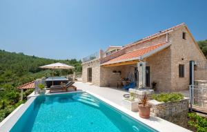una villa con piscina di fronte a una casa di Villa Brig by Villas Guide a Blato