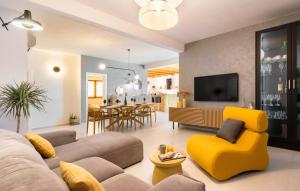un soggiorno con divano e sedia gialla di Villa Brig by Villas Guide a Blato