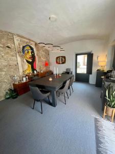 Un comedor con mesa y sillas en Begur, mon amour, en Begur