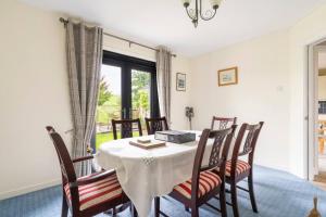 ein Esszimmer mit Tisch und Stühlen in der Unterkunft 3-Bed Portballintrae Home | Wi-Fi, Garden, Parking in Portballintrae