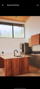 una cocina con fregadero y encimera en Himalayan Stay, en Munsyari