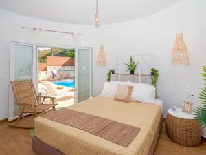 Postel nebo postele na pokoji v ubytování Villa Sky + 37 fotografií