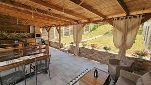 锡吉什瓦拉Iosif 55的室外厨房和用餐区