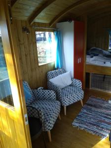 Χώρος καθιστικού στο Gypsy caravan op de camping