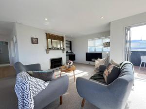 Μια τηλεόραση ή/και κέντρο ψυχαγωγίας στο Birkenhead Pt -Seaview 3Bed3Bath