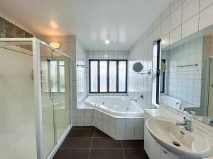 Ένα μπάνιο στο Birkenhead Pt -Seaview 3Bed3Bath +53 φωτογραφίες