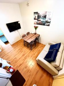 una sala de estar con un sofá y una mesa en MC suites 2 Bedrooms condotel Staycation Davao City, Near davao airport SMX Sm lanang, Near Samal, Abreeza,Dusit, Azuela cove, sasa port, walking distance to sasa wharf, en Davao City 3 fotos más