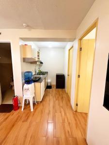 cocina con encimera y silla en una habitación en MC suites 2 Bedrooms condotel Staycation Davao City, Near davao airport SMX Sm lanang, Near Samal, Abreeza,Dusit, Azuela cove, sasa port, walking distance to sasa wharf, en Davao City