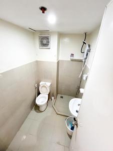 un baño con inodoro y lavabo en MC suites 2 Bedrooms condotel Staycation Davao City, Near davao airport SMX Sm lanang, Near Samal, Abreeza,Dusit, Azuela cove, sasa port, walking distance to sasa wharf, en Davao City