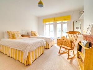 シービューにある5 Bed in Seaview 93445のベッド2台と椅子が置かれた寝室