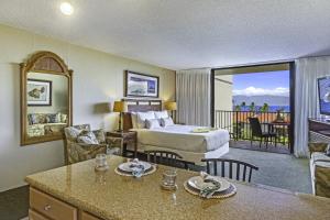 una habitación de hotel con una cama y un balcón en Kaanapali Shores Studio #742, en Lahaina