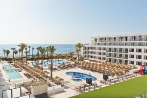 an aerial view of a resort with a pool and beach at Hotel Best Oasis Tropical in Mojácar