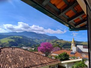 a view of a town with mountains in the background at Pousada Aconchego in Passa Quatro