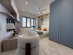 um quarto com uma cama e um ventilador de teto em Paradise By The Sea em Taormina