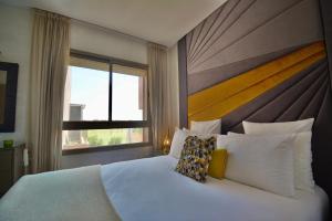 Un dormitorio con una cama grande y una ventana grande. en Jade Haven 2 Bed Apt golf view, en Marrakech 21 fotos más