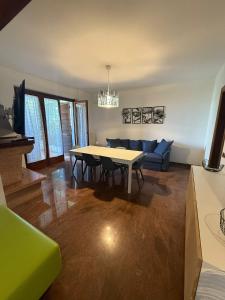 Posezení v ubytování Blue and Green Apartment