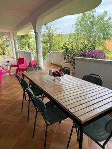 Una mesa y sillas de madera en un patio. en Blue and Green Apartment, en San Benedetto del Tronto