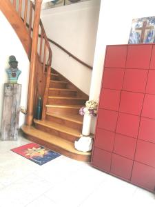 a staircase in a house with a cat sitting on the floor at Ferienwohnung Forest & Wein in Neustadt an der Weinstraße +22 photos