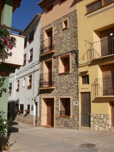 un edificio con balcones en un lateral en Casa rural Vista Alegre , cerca de Valencia y Castellón, en Caudiel
