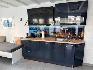 Gallery image of Modernes Bungalow im wunderschönen Garten mit Pool in Friedrichshafen