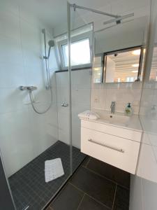 Galería fotográfica de Modernes Bungalow im wunderschönen Garten mit Pool en Friedrichshafen