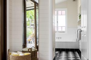 Koupelna v ubytování The Shirl